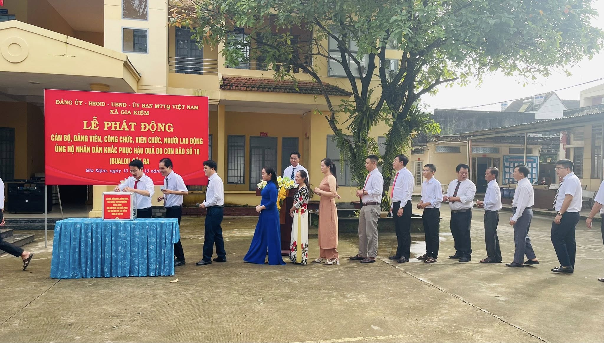 Ủng hộ đồng bào - Ảnh 9
